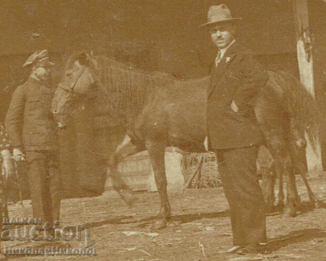 FOTOGRAFIE VECHE CU CETĂȚENI LA O FERMĂ SĂTEASCĂ E925 - 6