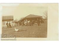 FOTOGRAFIE VECHE CU CETĂȚENI LA O FERMĂ SĂTEASCĂ E925