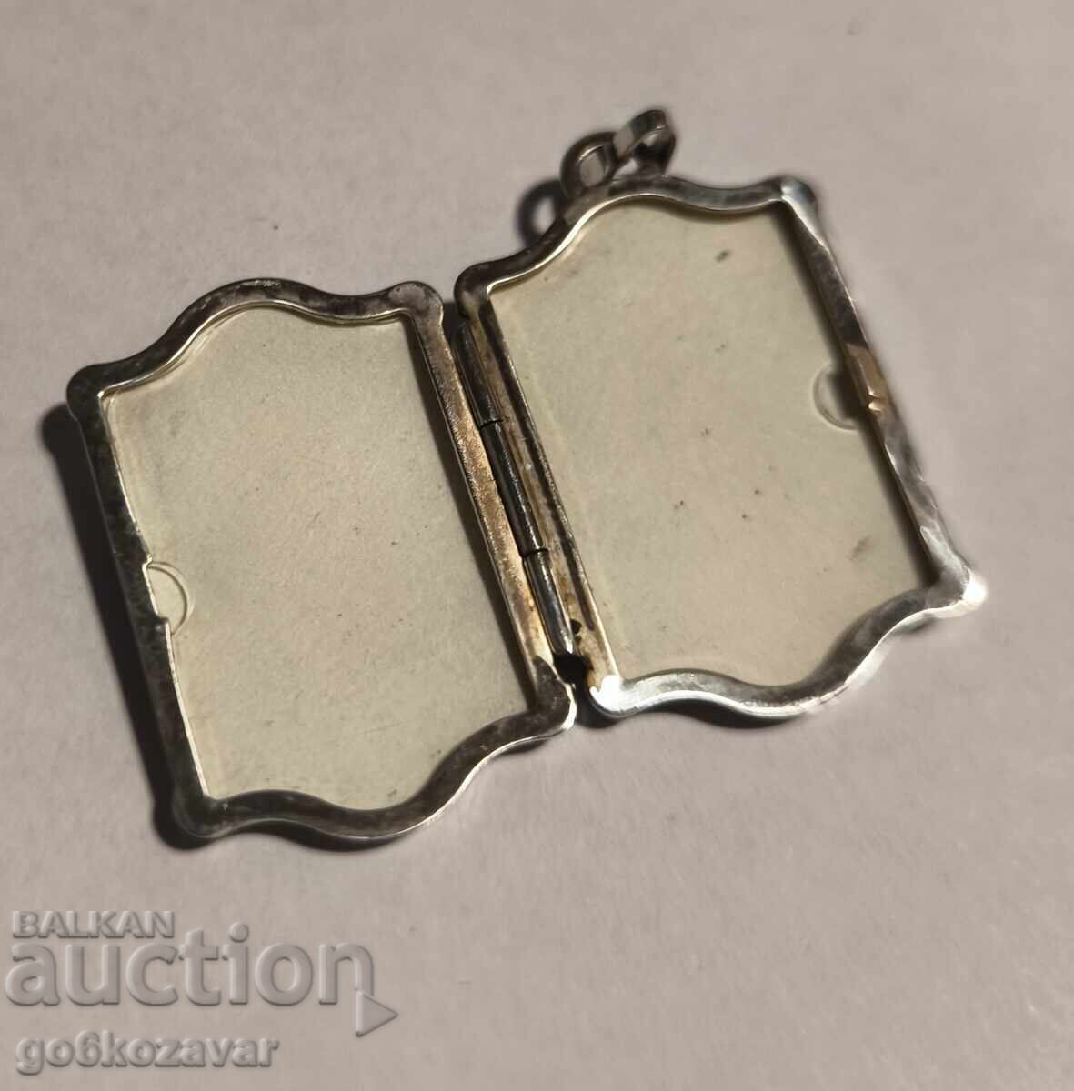 Licitație Medalion vintage din argint cu motive florale, pentru fotografie