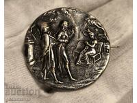 Κοσμητική καρφίτσα με κλασική σκηνή του 19ου αιώνα