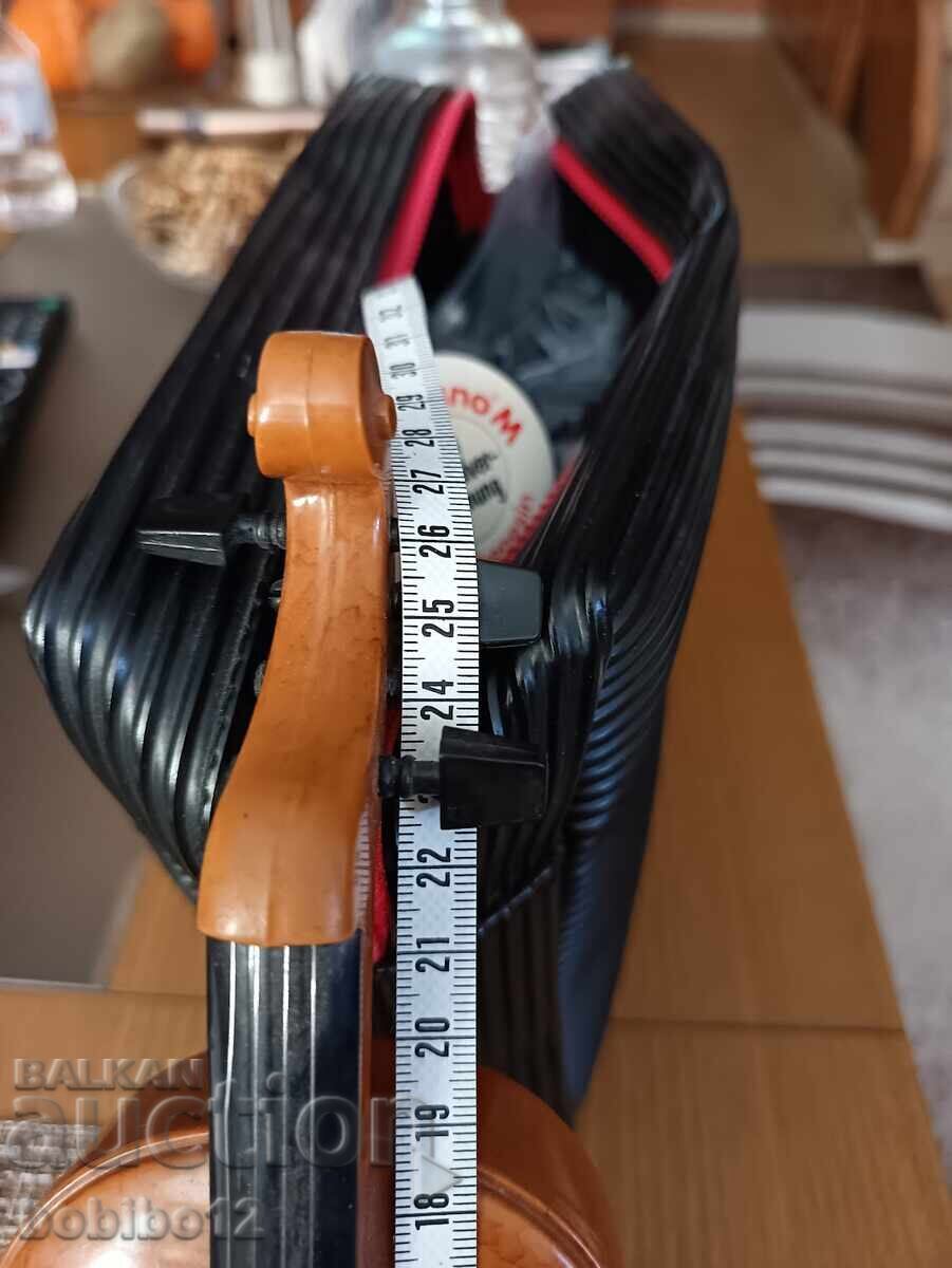 Licitație Mica jucărie de plastic vioară