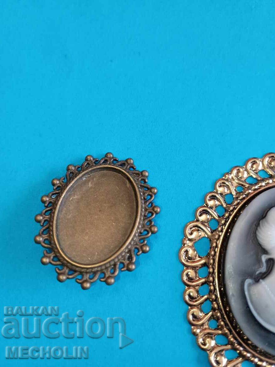 Delivery of Beautiful Brooches Delivery of Beautiful Brooches