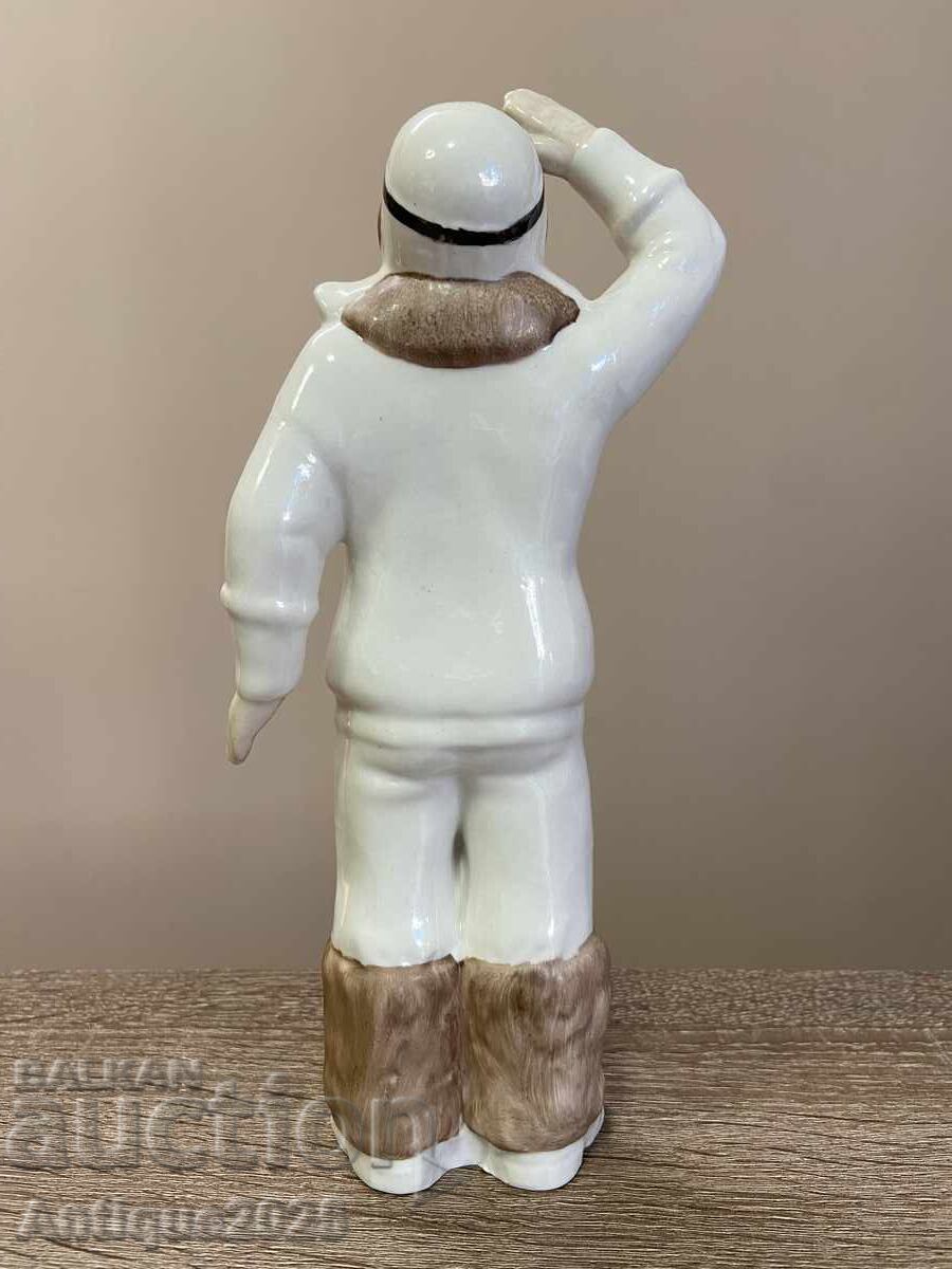 Statuetă din porțelan vintage „Pilot polar cu ursuleț” URSS cu preț € 60.00 | 117.35 BGN
