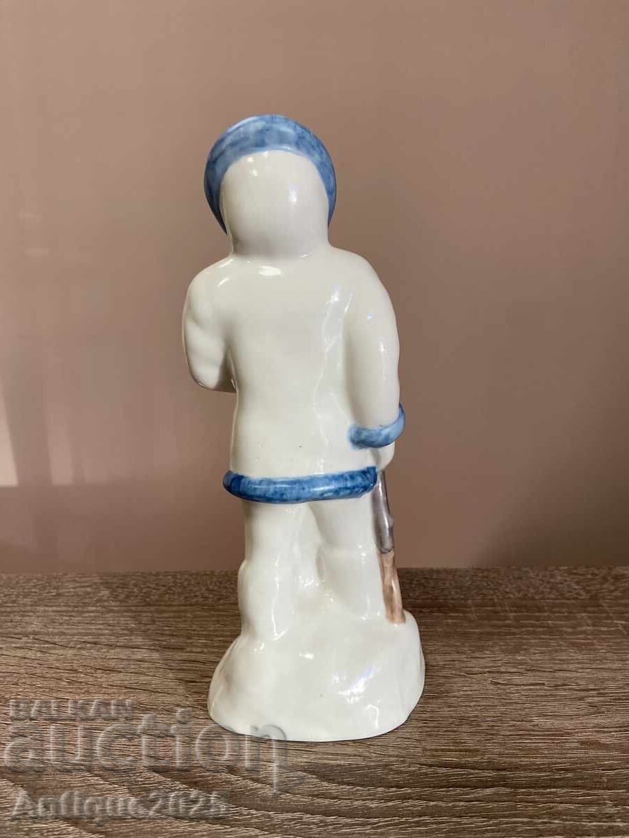 Statuetă din porțelan vintage „Vânător nordic cu vulpe”, URSS cu preț € 30.00 | 58.67 BGN Statuetă din porțelan vintage „Vânător nordic cu vulpe”, URSS cu preț € 30.00 | 58.67 BGN