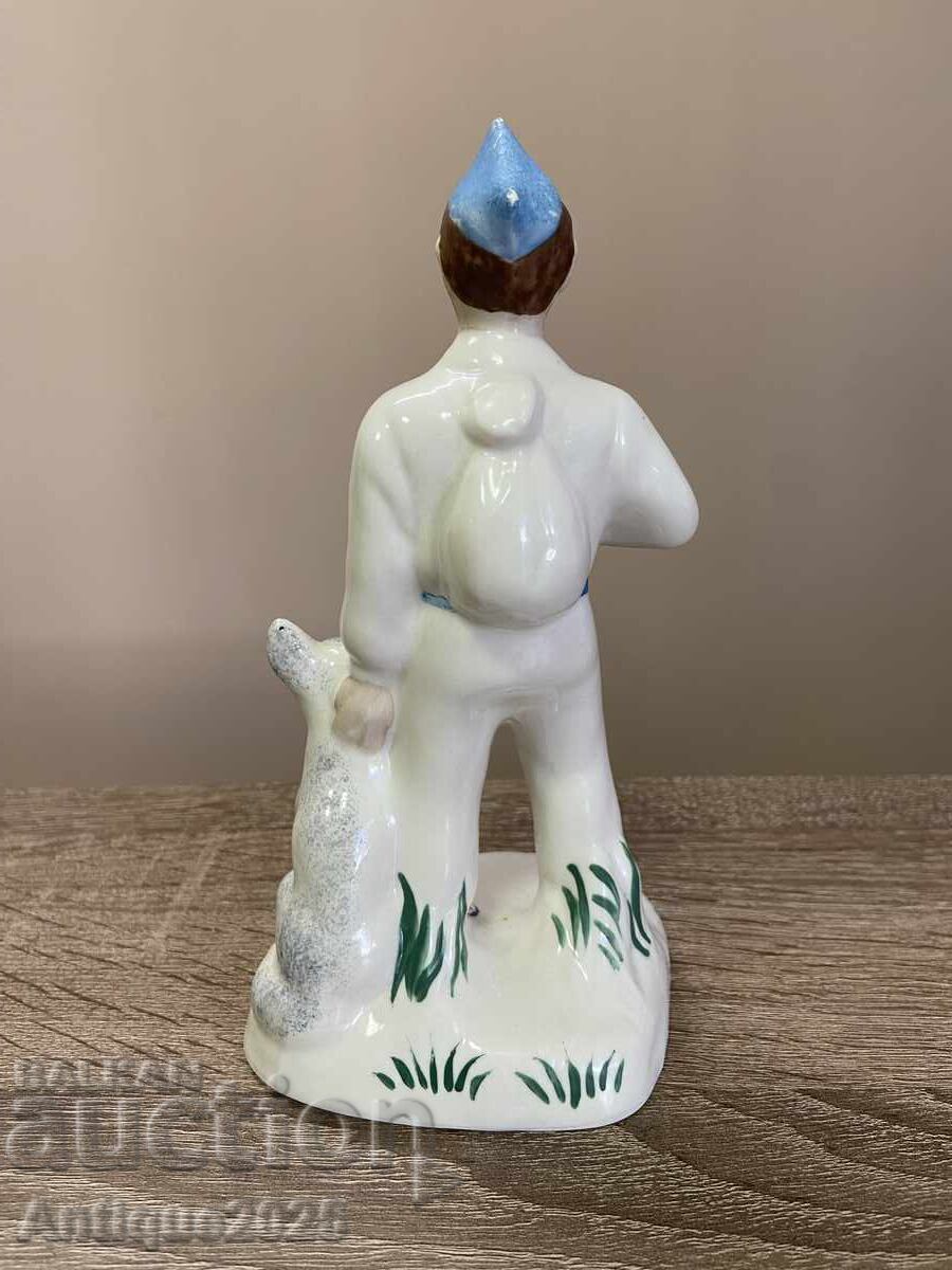 Statuetă din porțelan vintage „Vânător cu câine”, URSS cu preț € 30.00 | 58.67 BGN