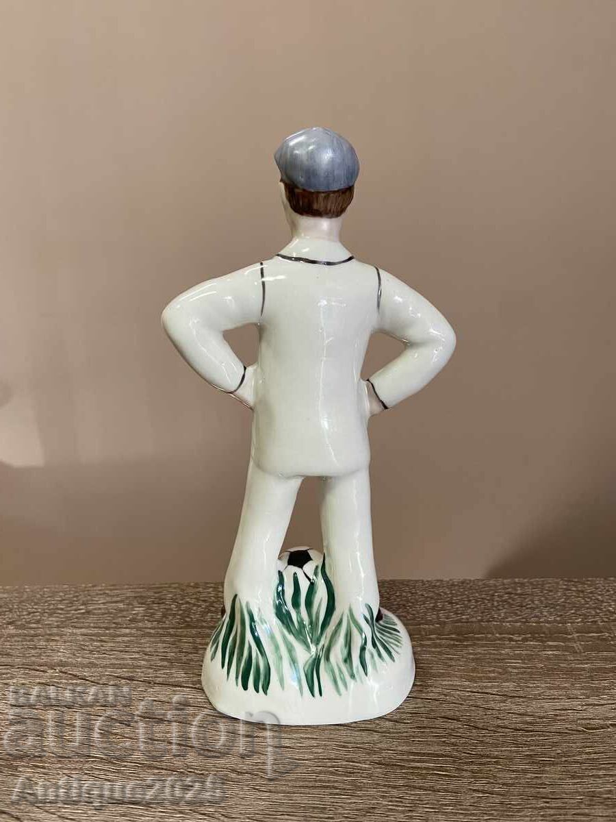 Statuetă de porțelan vintage „Băiat cu minge de fotbal”, URSS cu preț € 30.00 | 58.68 BGN