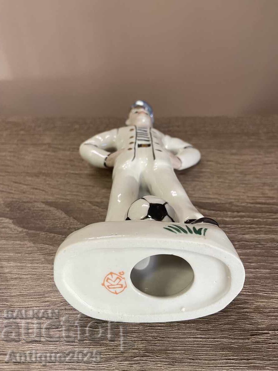 Licitație Statuetă de porțelan vintage „Băiat cu minge de fotbal”, URSS Licitație Statuetă de porțelan vintage „Băiat cu minge de fotbal”, URSS