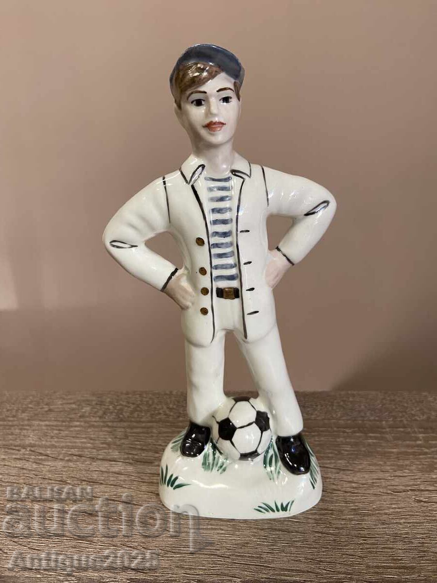 Statuetă de porțelan vintage „Băiat cu minge de fotbal”, URSS Statuetă de porțelan vintage „Băiat cu minge de fotbal”, URSS