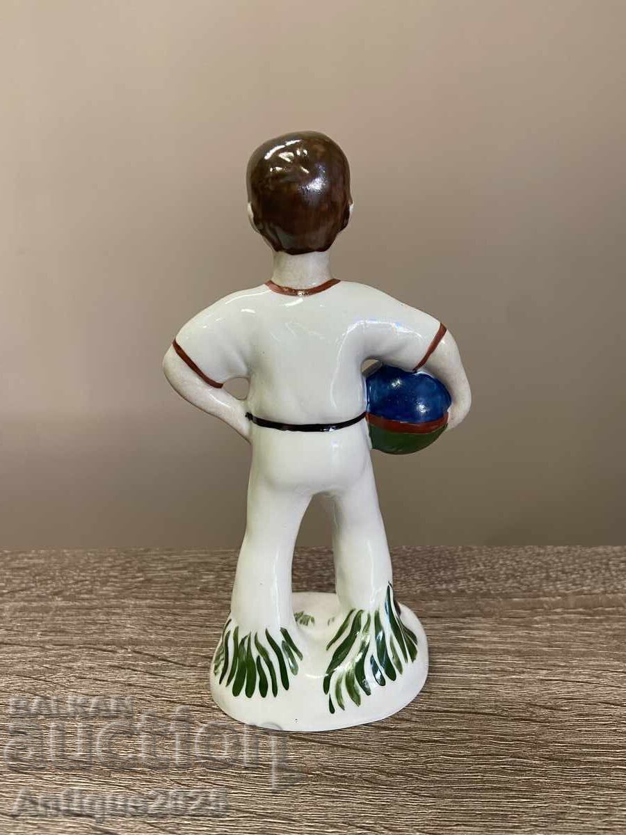 Statuetă de porțelan vintage „Băiat cu minge”, URSS cu preț € 30.00 | 58.67 BGN
