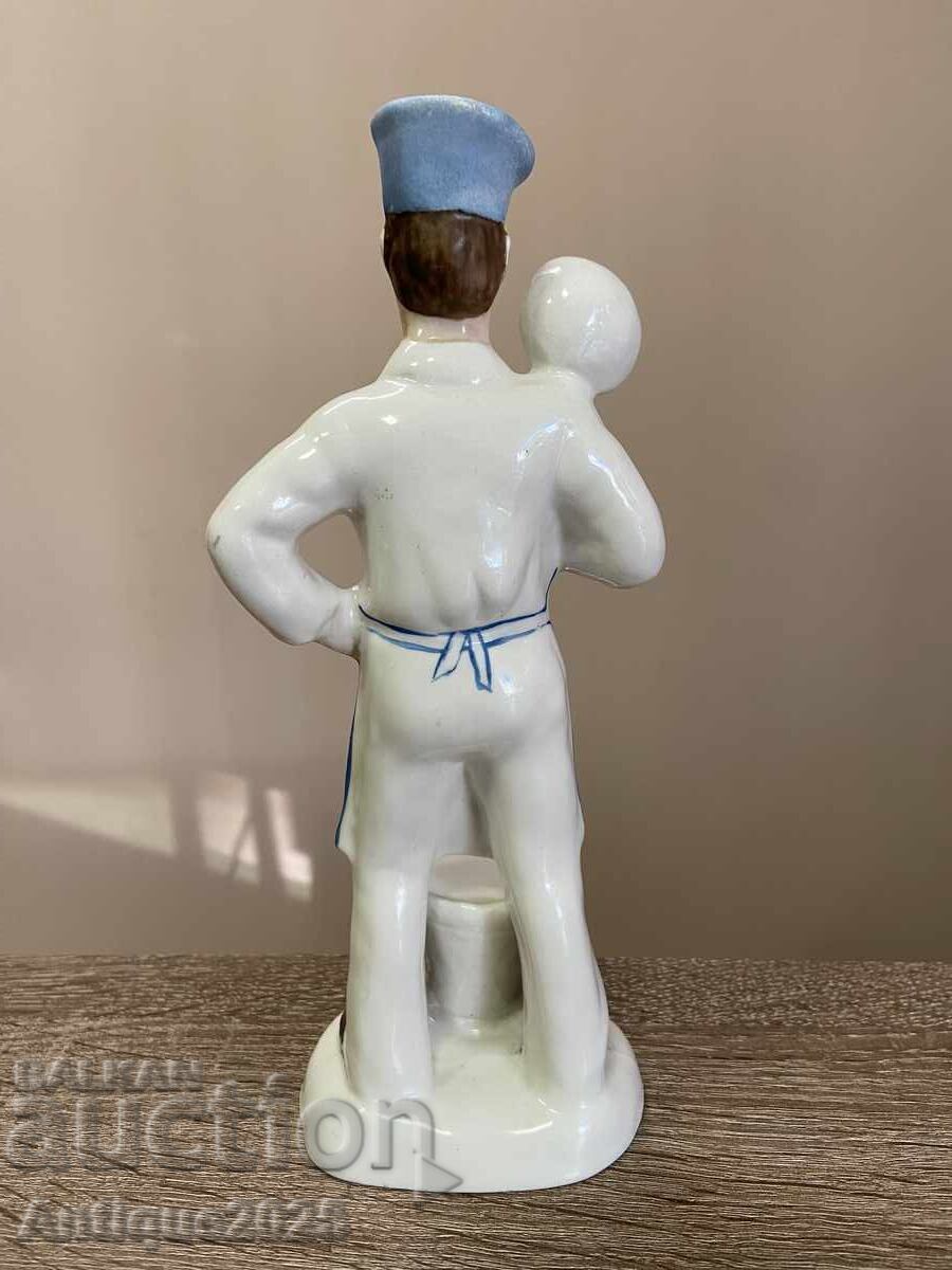 Statuetă de porțelan vintage „Bucătar cu polonic”, URSS cu preț € 30.00 | 58.67 BGN Statuetă de porțelan vintage „Bucătar cu polonic”, URSS cu preț € 30.00 | 58.67 BGN