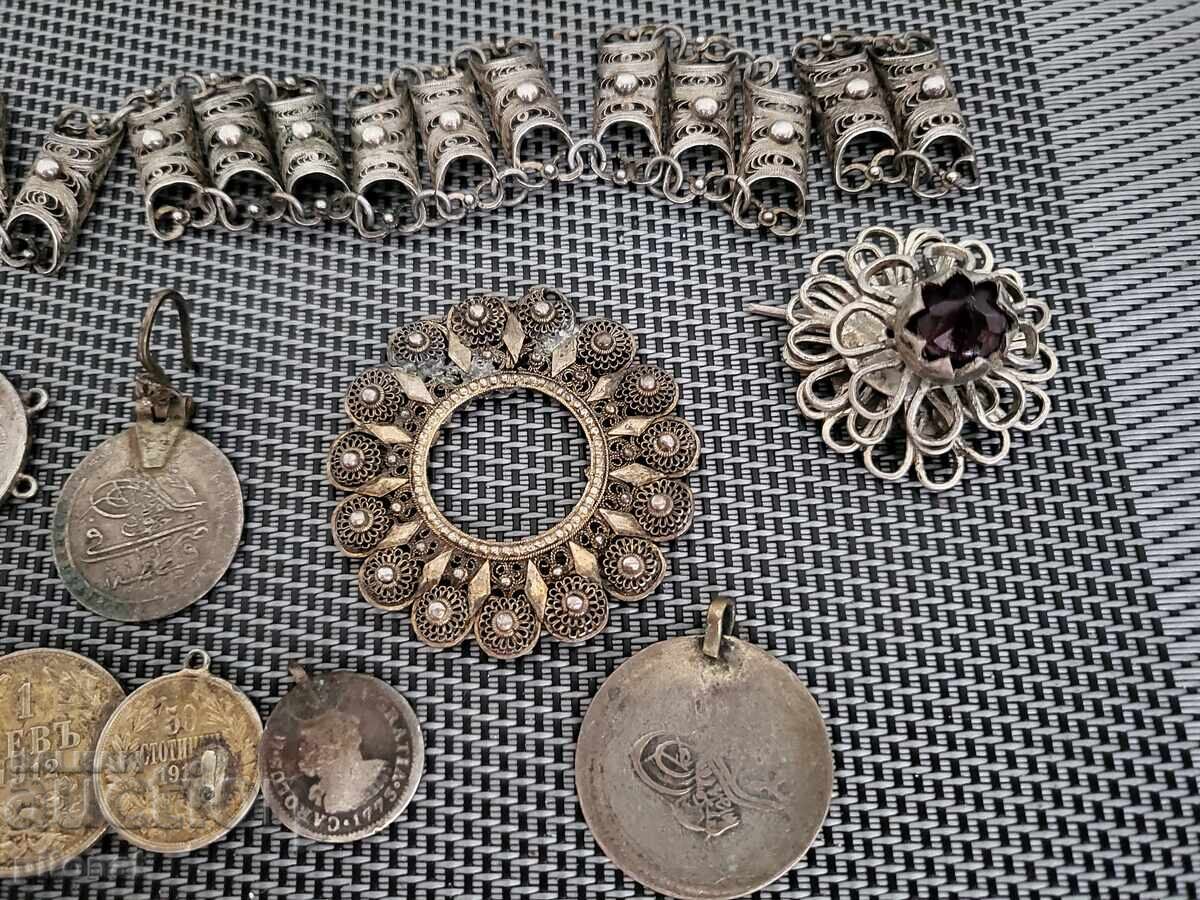 Παράδοση Λοτ εθνογραφίας με ασημένια κοσμήματα Παράδοση Λοτ εθνογραφίας με ασημένια κοσμήματα