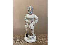 Винтидж порцеланова статуетка „Момиче с кофа“, СССР