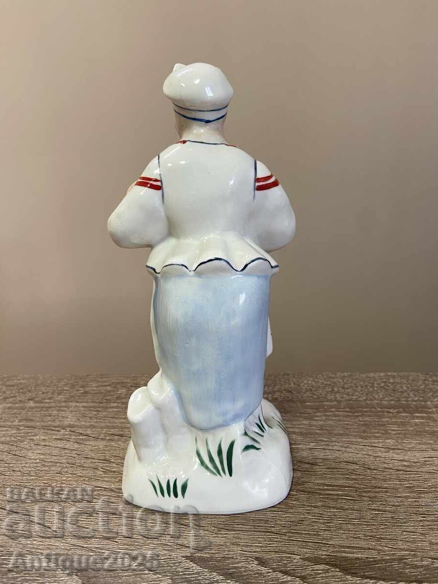 Statuetă de porțelan vintage „Fată cu cizmulițe”, URSS cu preț € 30.00 | 58.68 BGN
