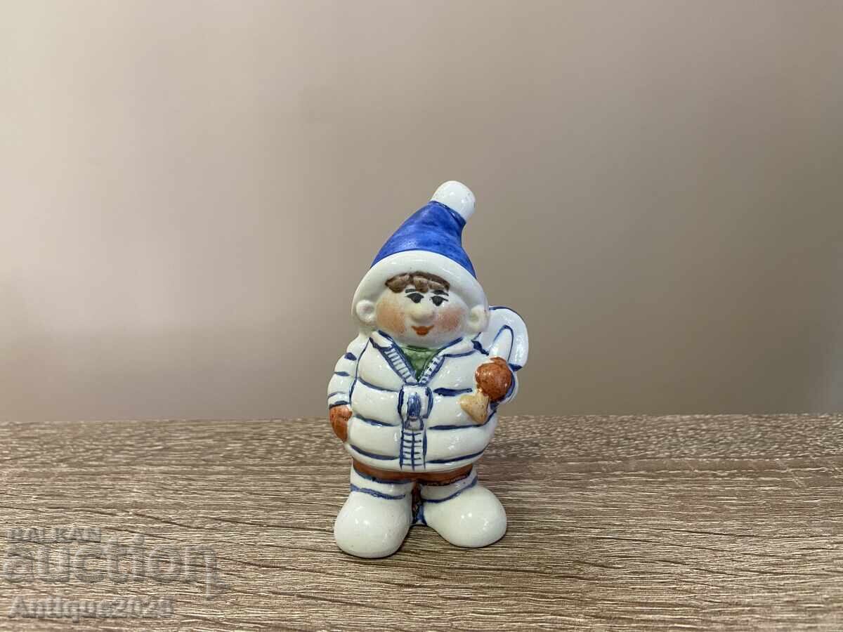 Порцеланова статуетка „Зимно момче с лопатка“