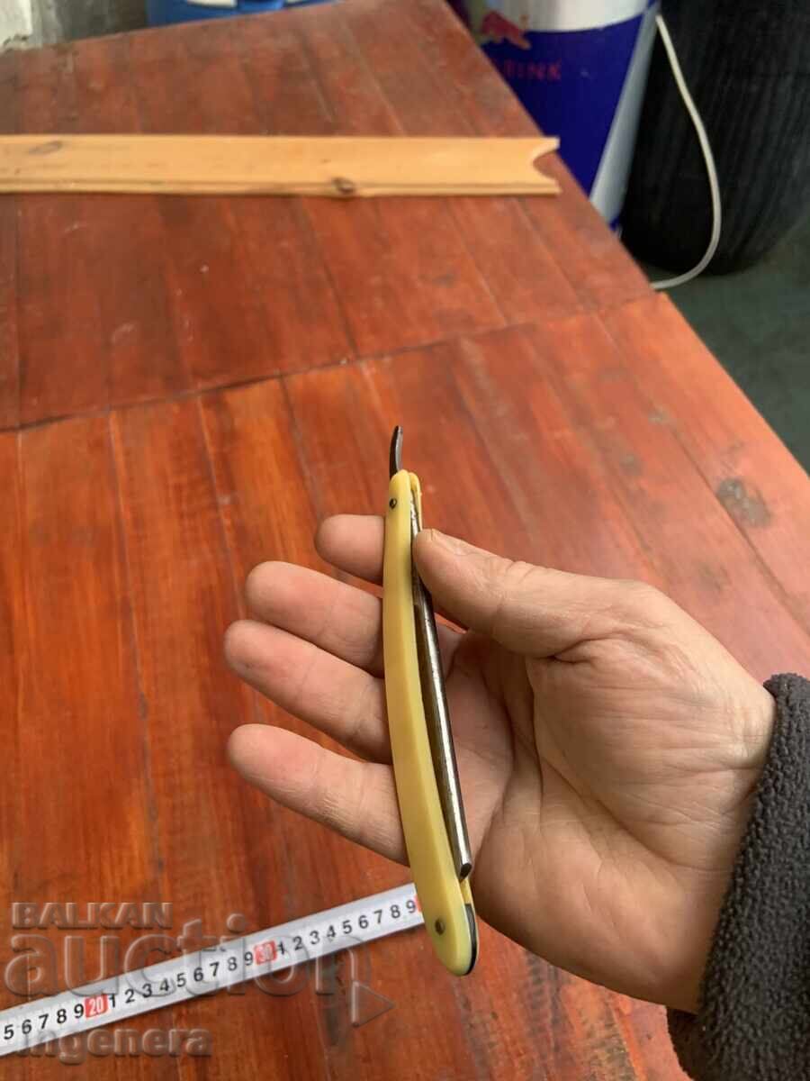 Licitație APARAT DE RAS VECHI, DE MARCA, INSTRUMENT Licitație APARAT DE RAS VECHI, DE MARCA, INSTRUMENT