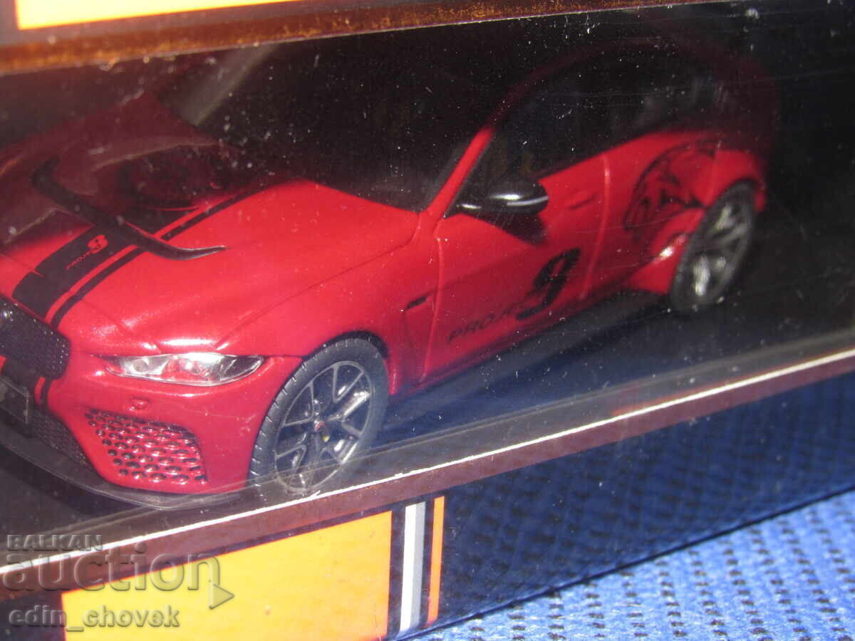 Licitație 1/43 IXO Jaguar XE SV mașinuță metalică de colecție. Nouă Licitație 1/43 IXO Jaguar XE SV mașinuță metalică de colecție. Nouă