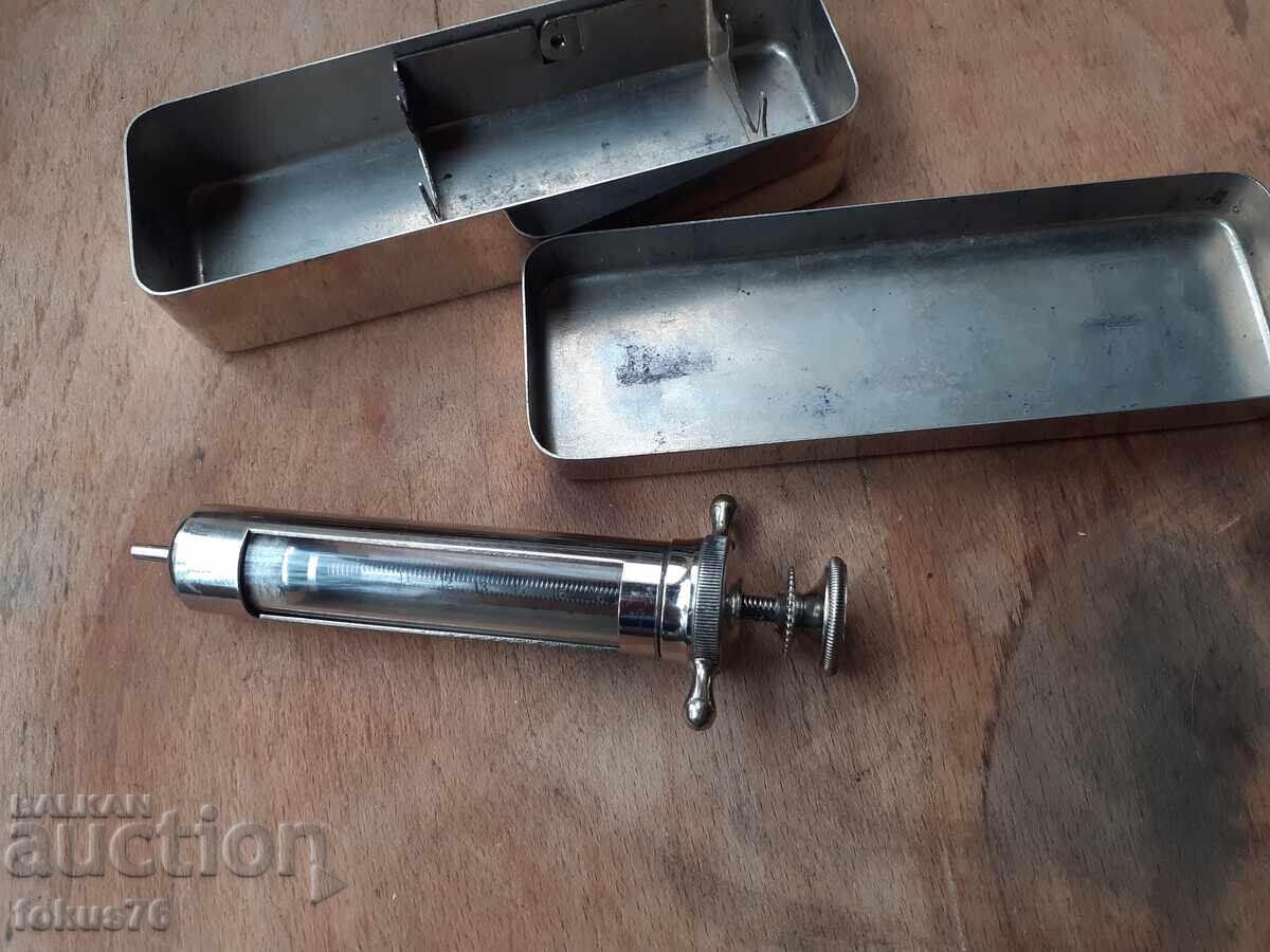 Seringă de sticlă veche pentru injecție din secolul al XIX-lea cu cutie metalică cu preț € 69.00 | 134.95 BGN