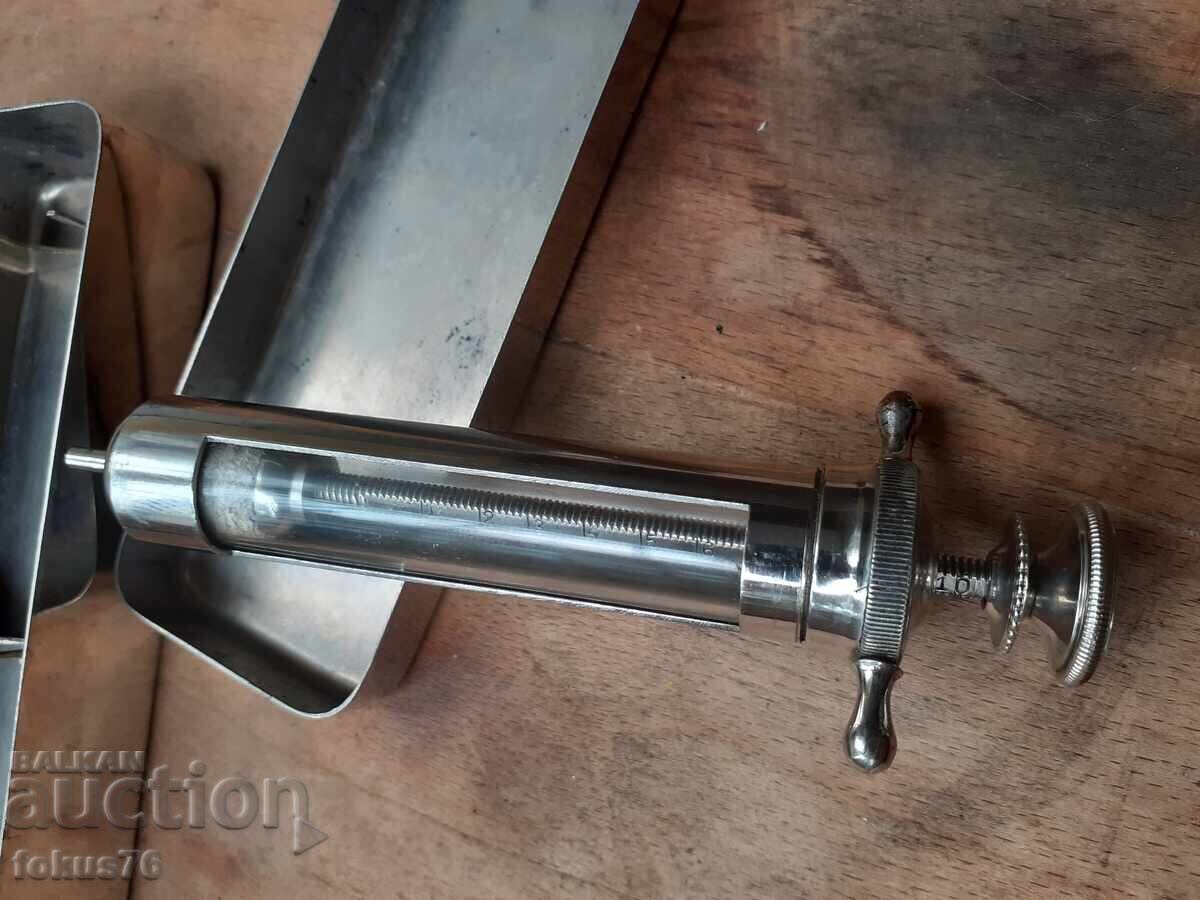 Licitație Seringă de sticlă veche pentru injecție din secolul al XIX-lea cu cutie metalică