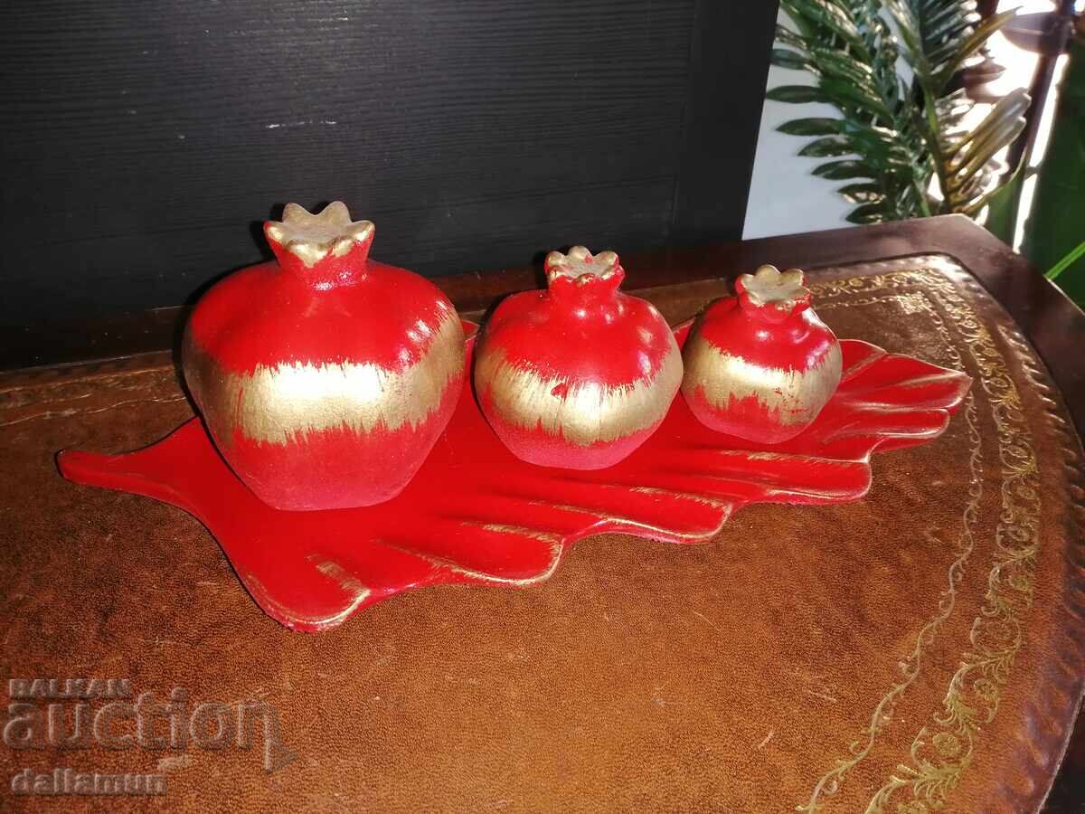 Licitație Trei rodii pe un platou