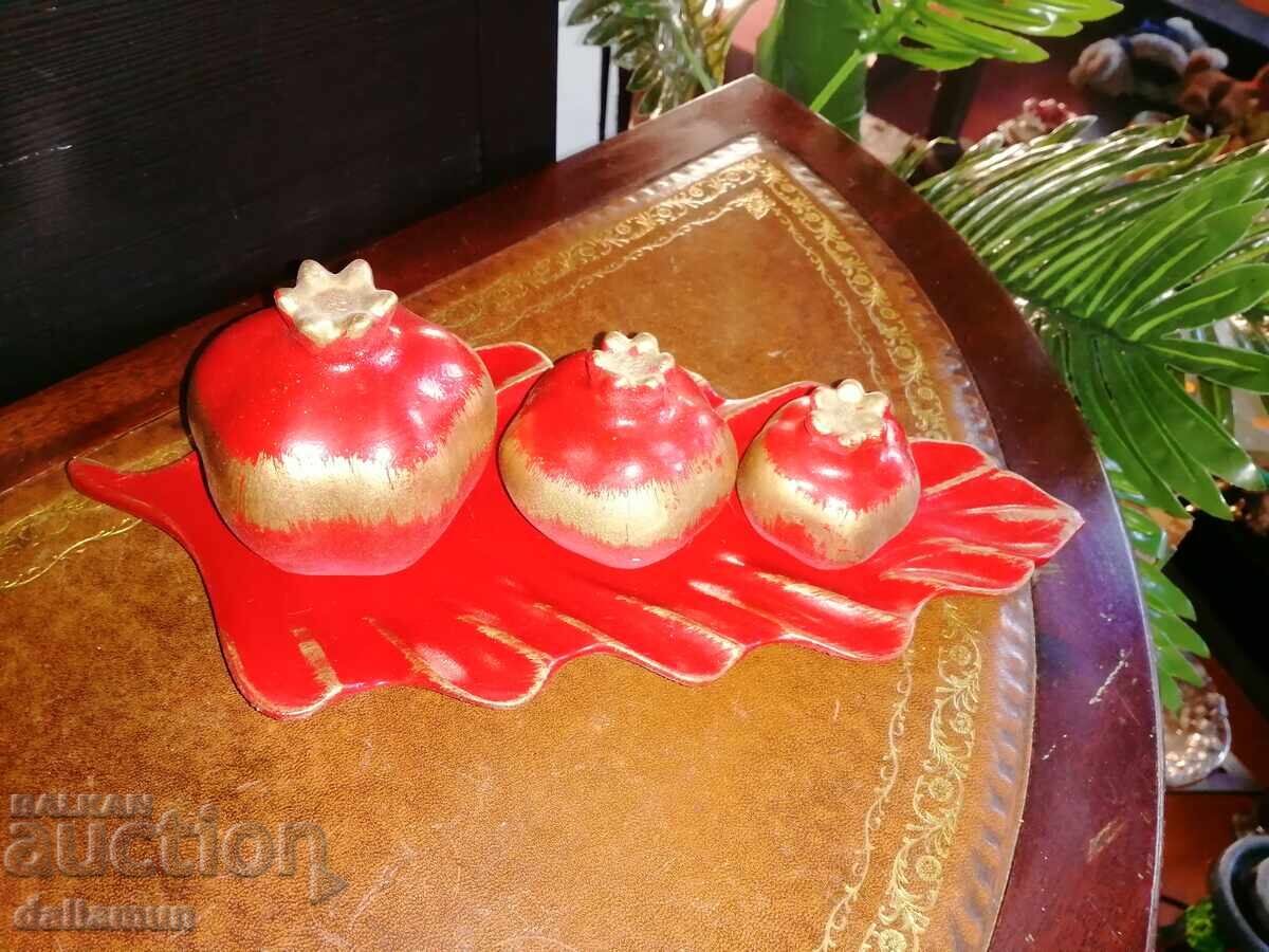 Trei rodii pe un platou