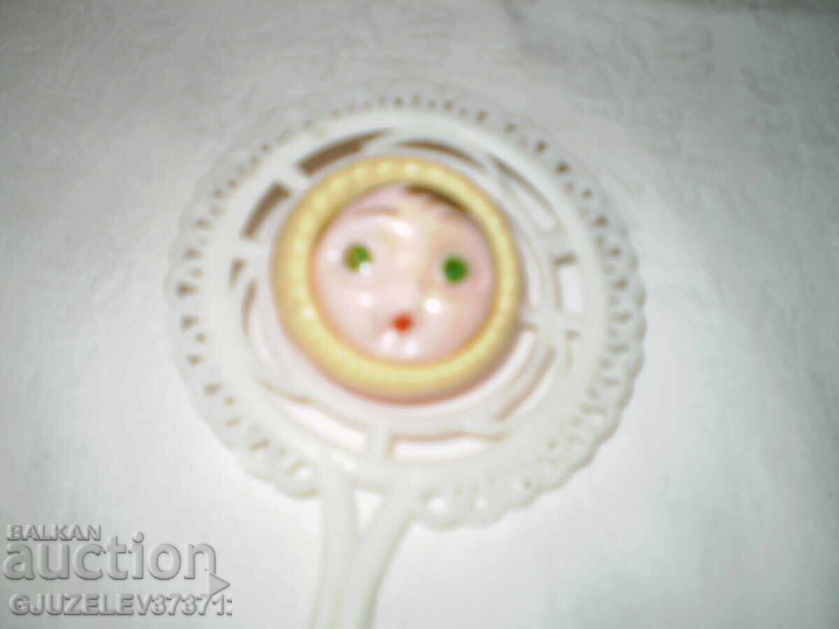 Ретро  бебешка играчка Бакелитова дрънкалка от твърда пласма с цена € 19.00 | 37.16 лв.