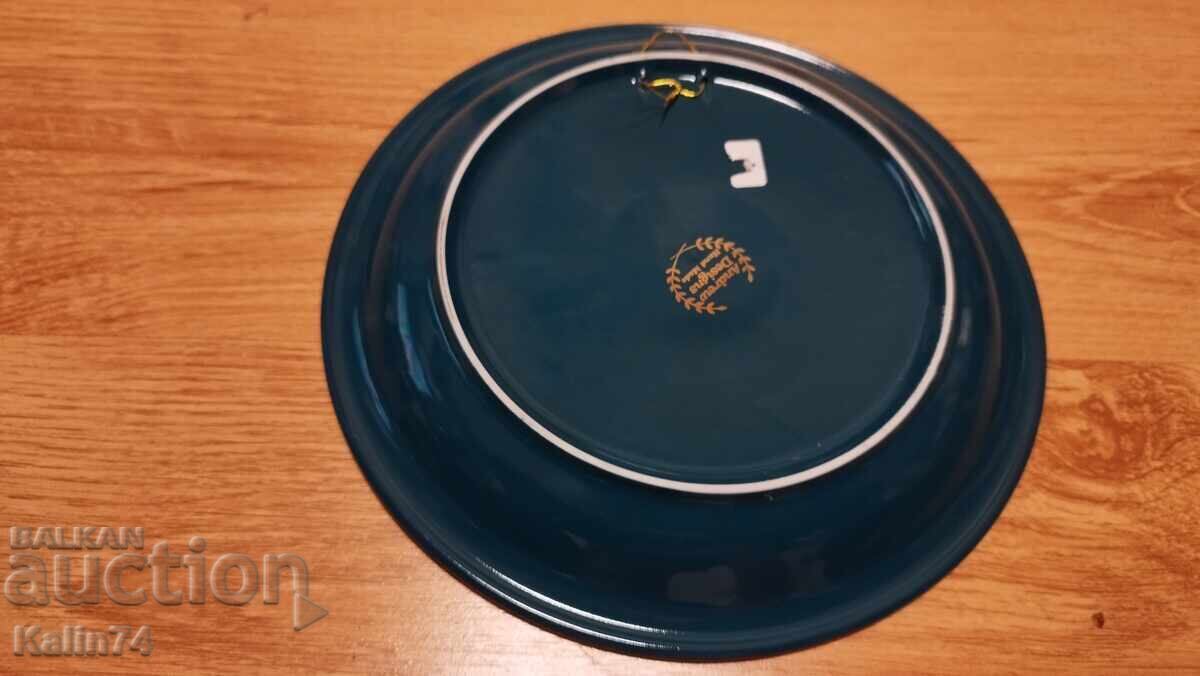 Auction  A beautiful plate from Greece.
