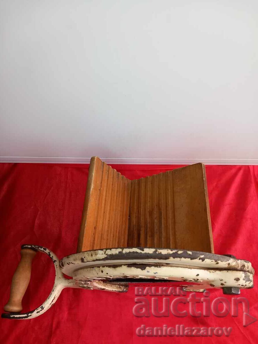 Auction Raadvad, Antique Guillotine for Cutting Bread and Sausages Auction Raadvad, Antique Guillotine for Cutting Bread and Sausages