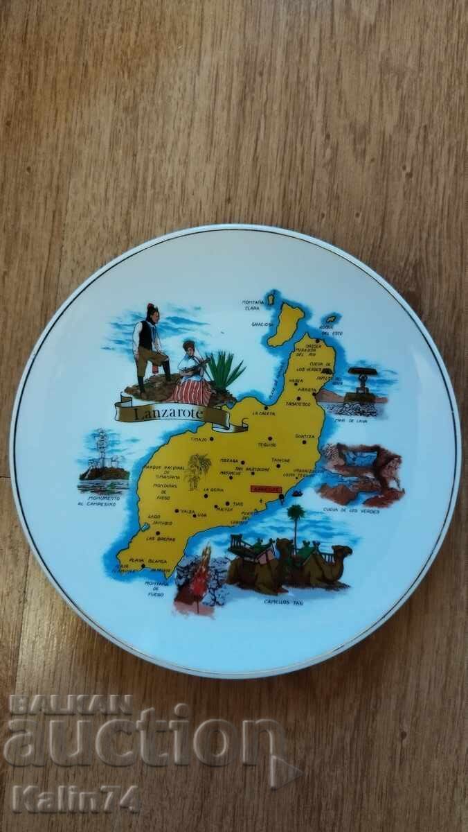 O farfurie frumoasă de porțelan cu vedere din Lanzarote, Spania