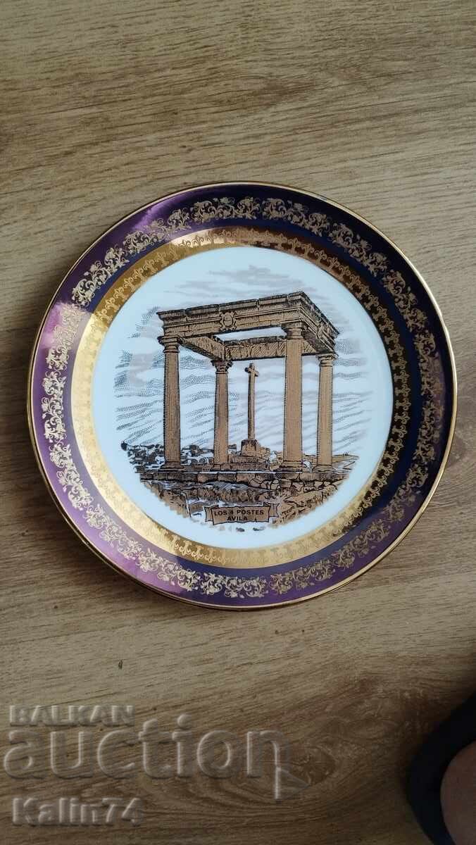 Красива порцеланова чиния от Испания.