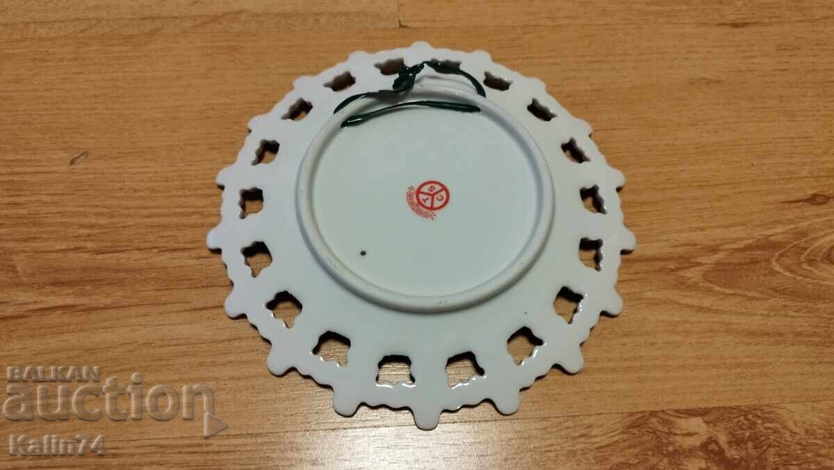 Auction Beautiful porcelain plate from Barcelona. Auction Beautiful porcelain plate from Barcelona.