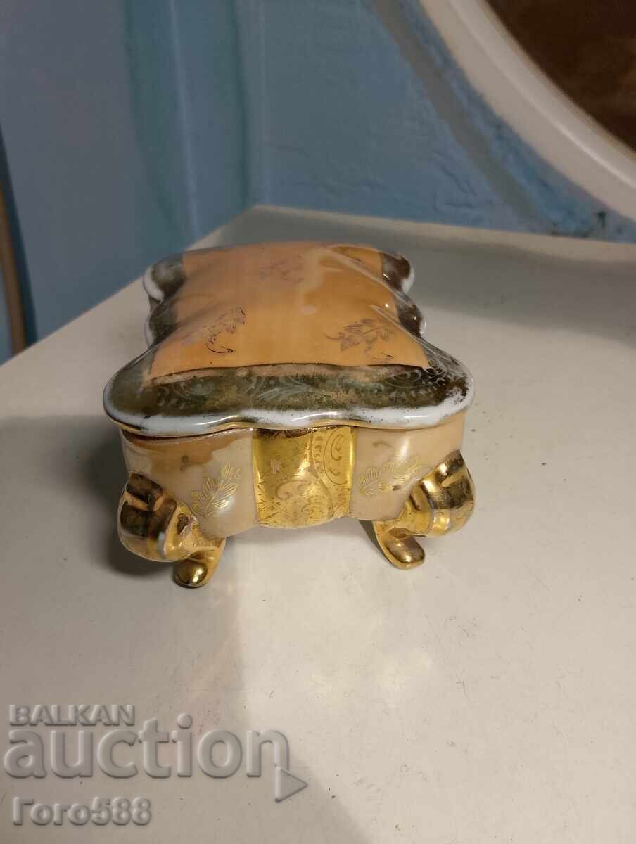 Порцеланова кутия с цена € 3.00 | 5.87 лв.