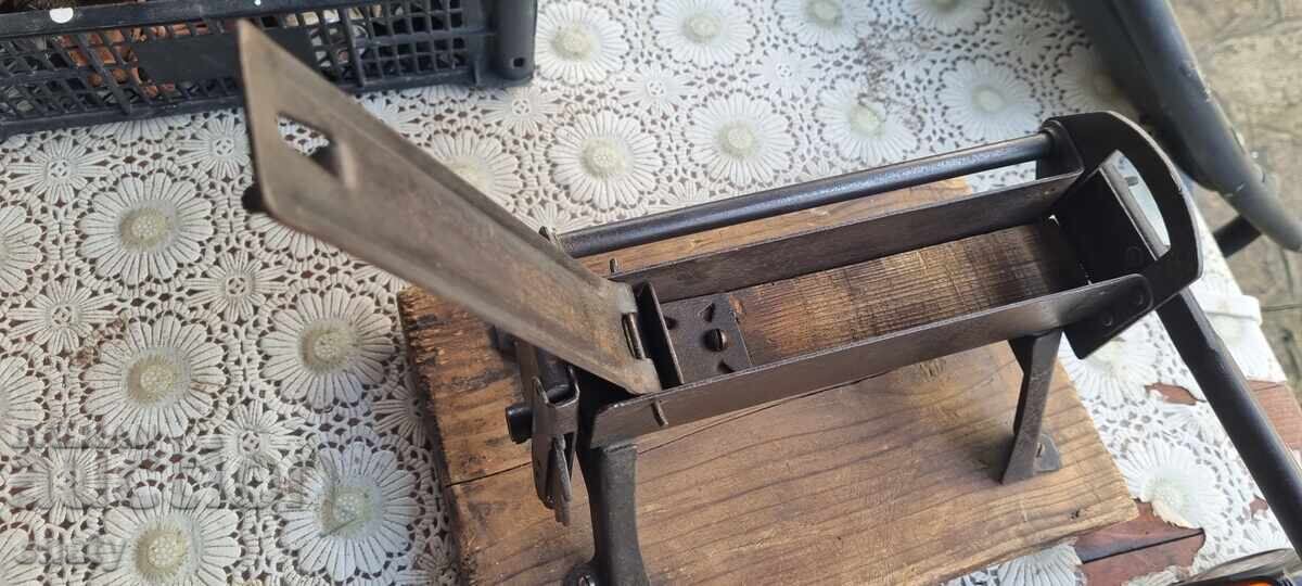 Auction  Guillotine for cutting tobacco