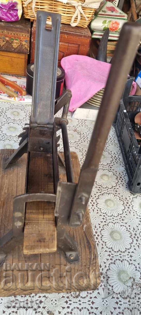 Delivery of Guillotine for cutting tobacco