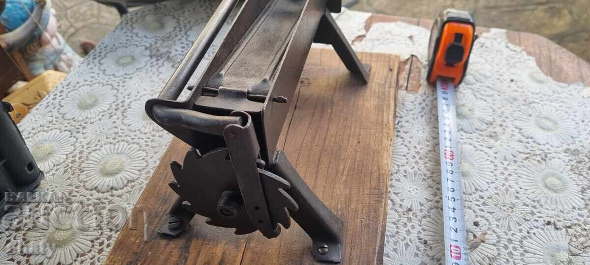 Guillotine for cutting tobacco