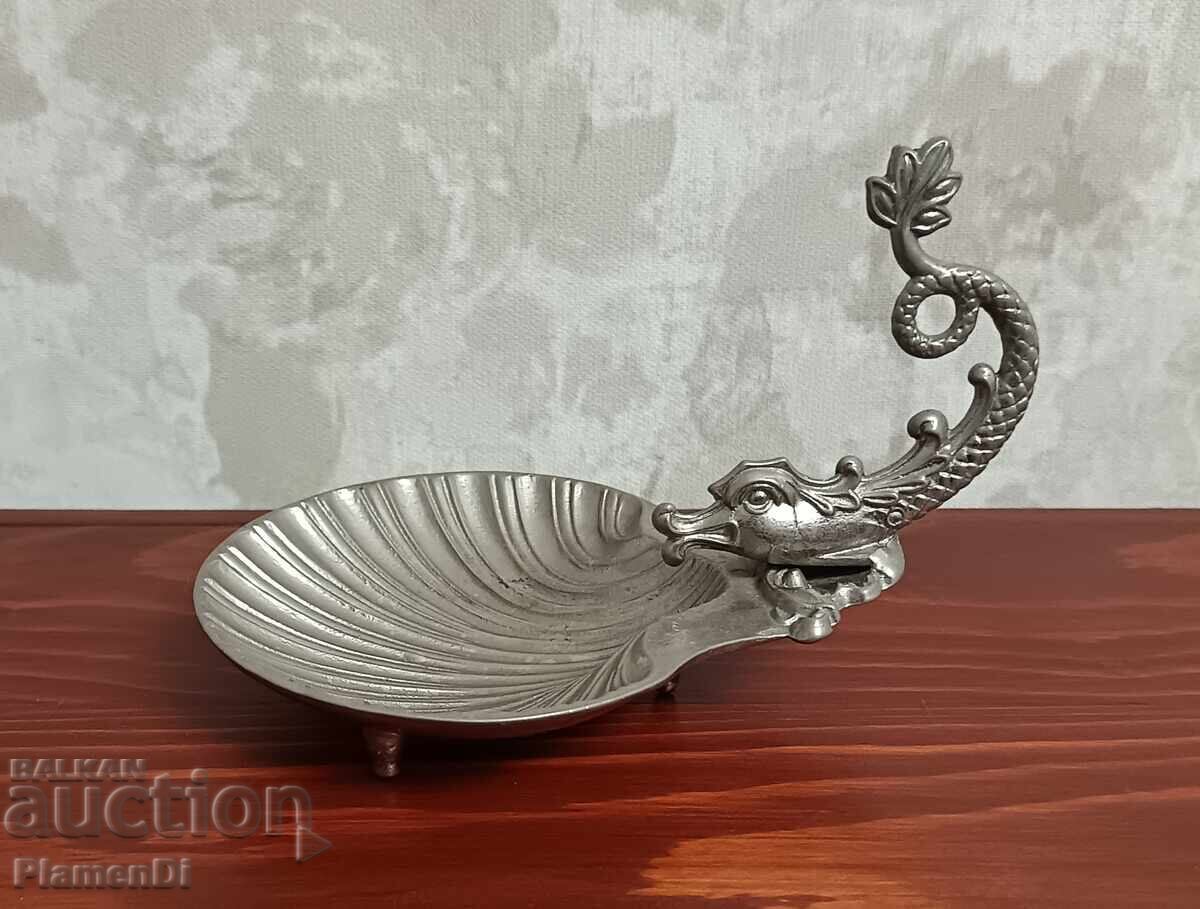 Vintage cup, shell-shaped dish Vintage cup, shell-shaped dish