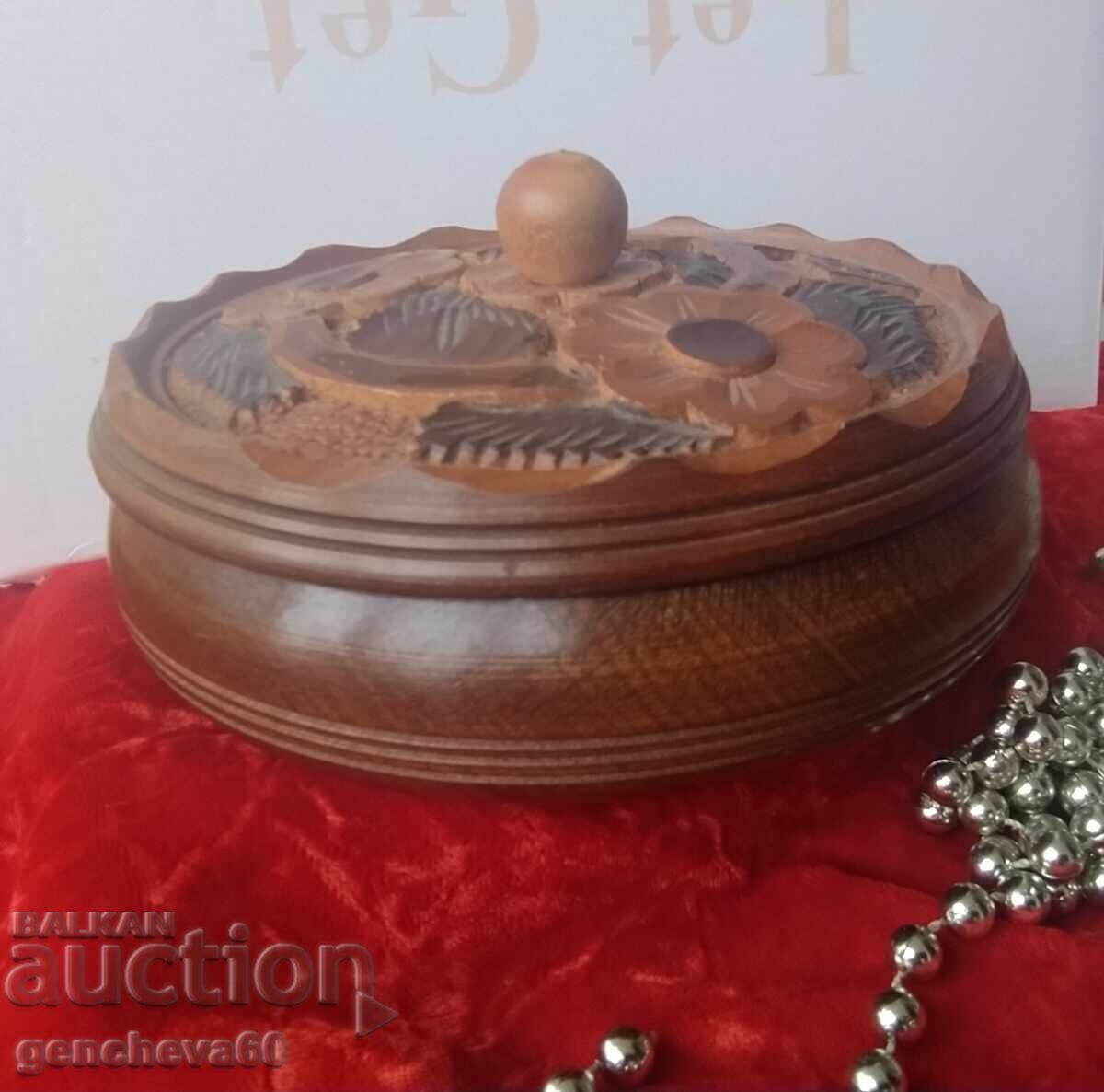 Cutie de bijuterii sculptată frumos