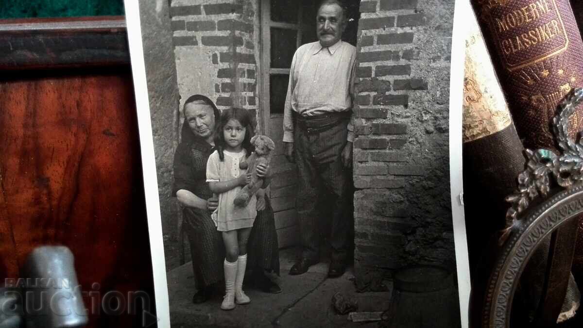 Fotografie veche, fată cu ursuleț de pluș cu preț € 6.00 | 11.73 BGN Fotografie veche, fată cu ursuleț de pluș cu preț € 6.00 | 11.73 BGN