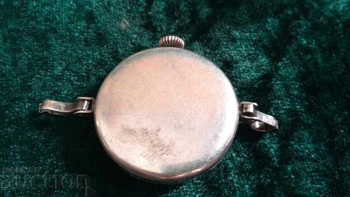 Παράδοση Παλιό ασημένιο γυναικείο ρολόι και πορτοφόλι