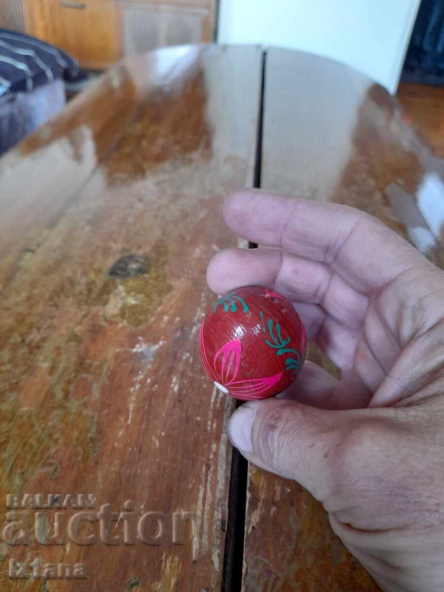 Auction  Old wooden egg