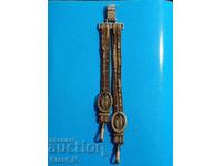 Paid carrier for a labor service dagger