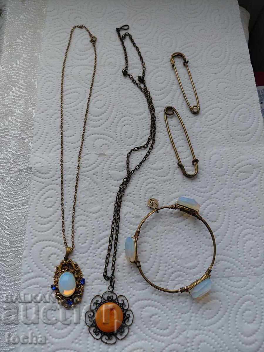 Old jewelry, whole and parts, lot four Old jewelry, whole and parts, lot four