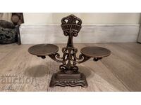 Чугунена масивна средна везна–1.36кг