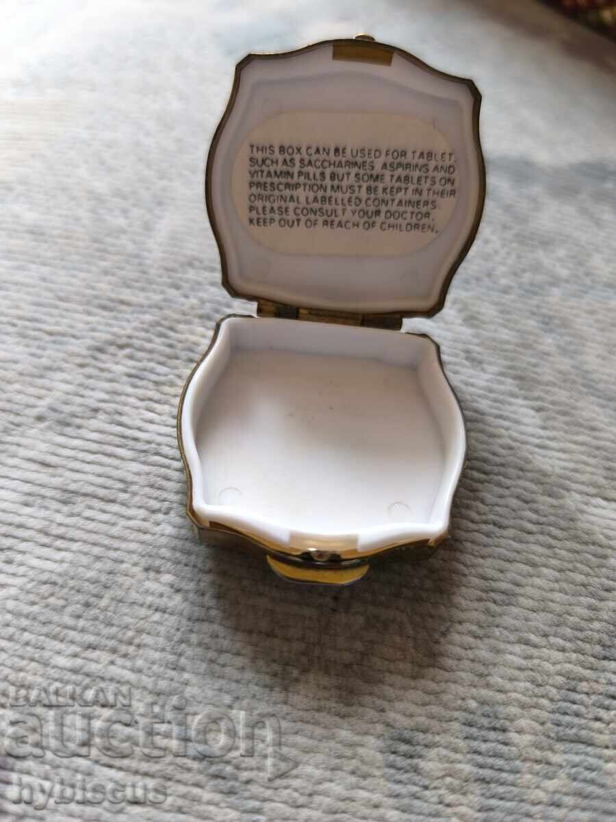 Licitație Micuță cutie veche de colecție, marca Stratton, pentru pastile