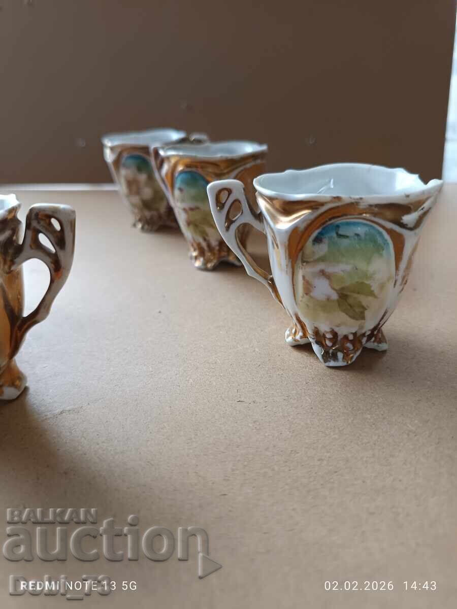 Доставка на Порцеланови чашки на крачета