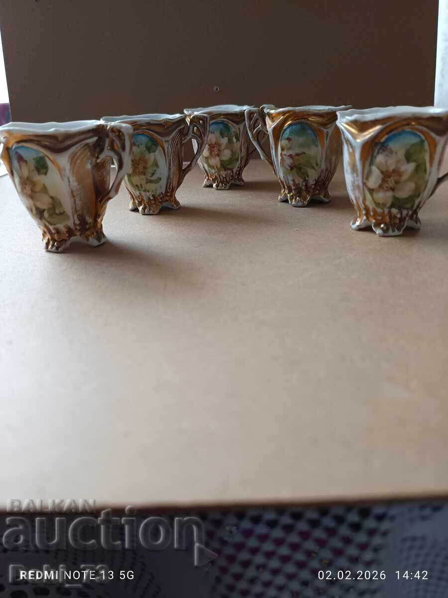 Πορσελάνινες κούπες με ποδαράκια