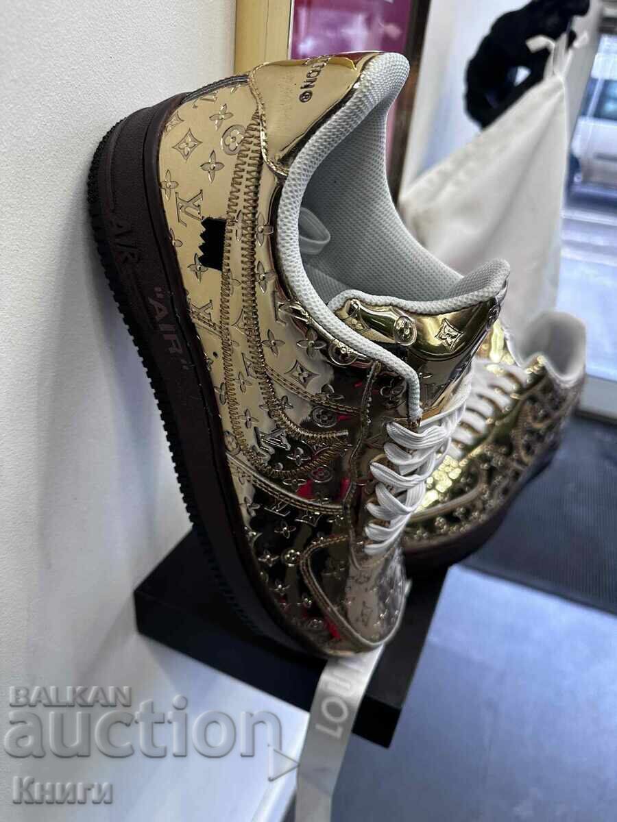 Licitație Pantofi sport Nike - mărimea 43 - noi