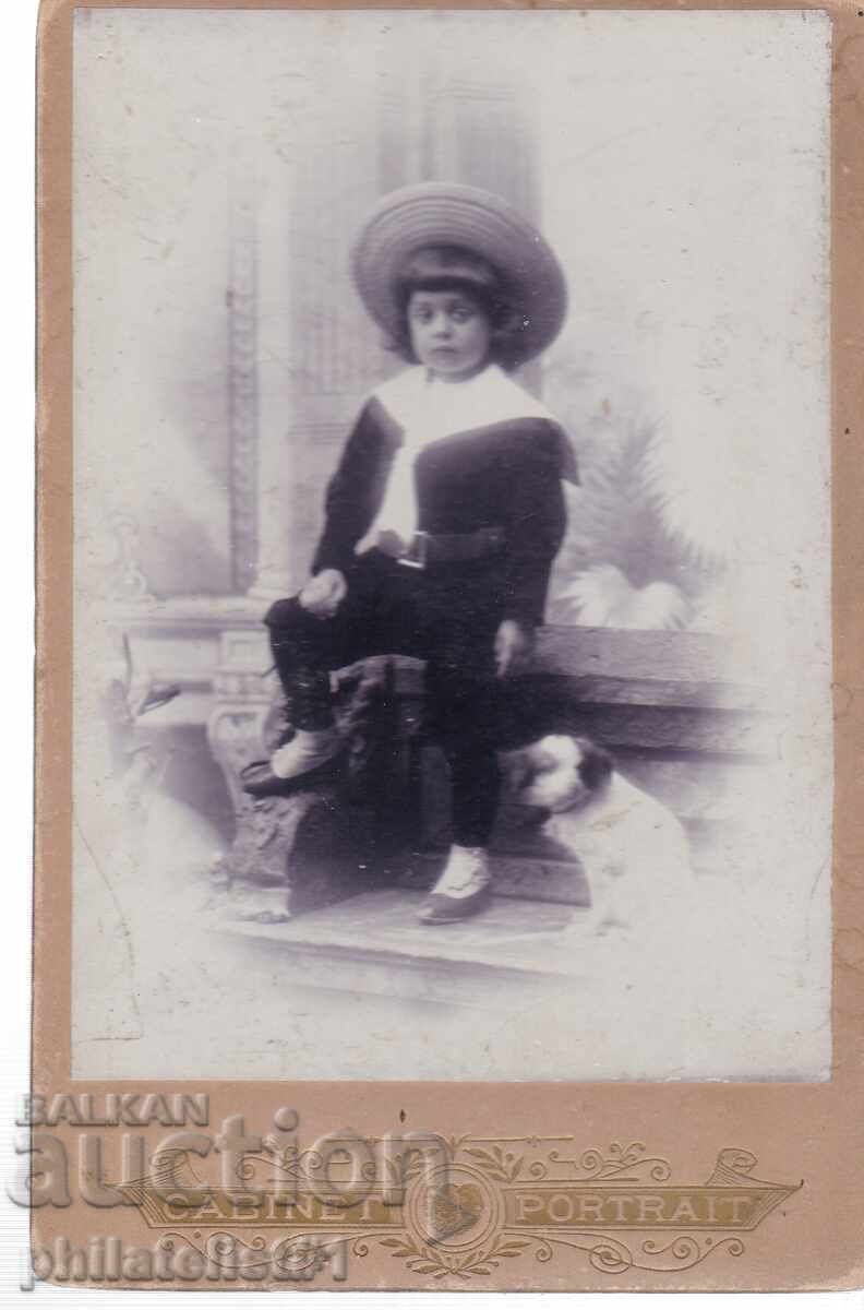 FOTOGRAFIE CU UN BĂIAT CU PĂLĂRIE 1890 CARTON 16.5 :10.5 CM