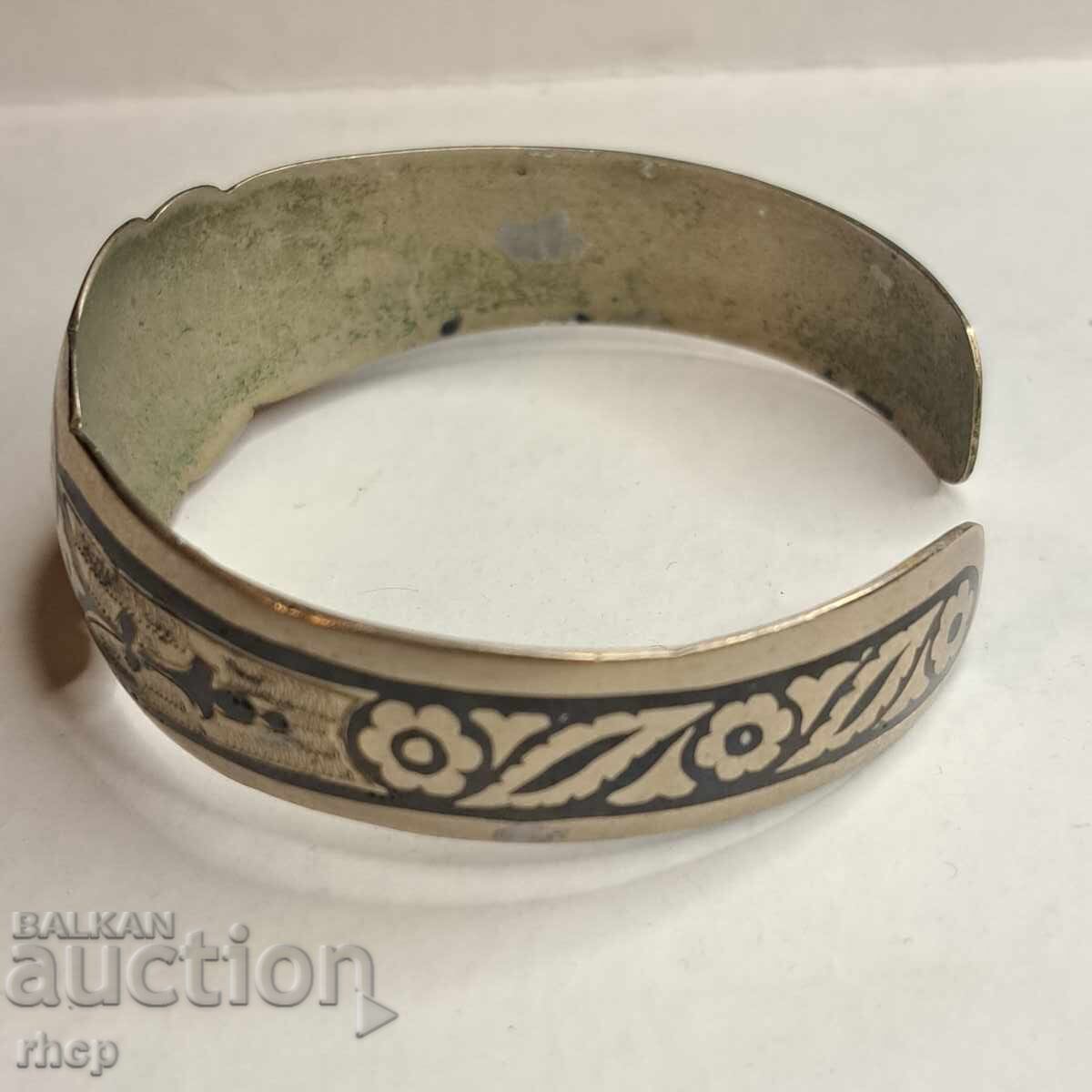 Brățară veche cu email negru cu preț € 12.00 | 23.47 BGN Brățară veche cu email negru cu preț € 12.00 | 23.47 BGN