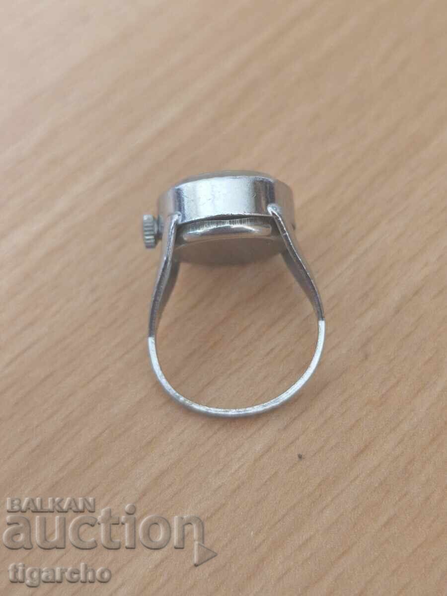 Γυναικείο ρολόι δαχτυλίδι με τιμή € 20.00 | 39.12 BGN