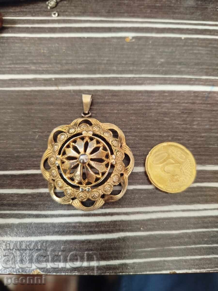 Стар позлатен медальон Стар позлатен медальон